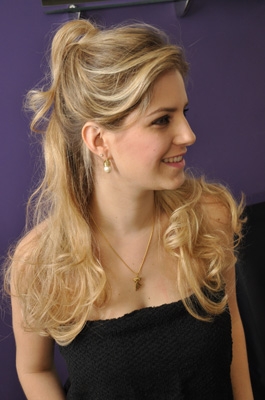 Semipreso - A estudante de moda Emanuelle Guidugli Favaretto, 20, usa o  cabelo quase solto.  Os fios podem ser  produzidos com elementos como ondas e cachos. 